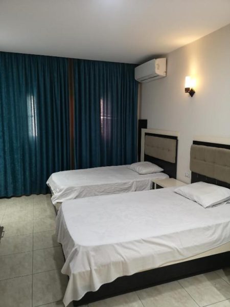 Habitación twin con dos camas y cortinas azules en Mirage Bay Resort & Aqua Park