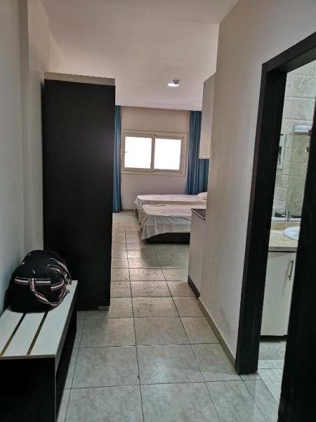 Habitación doble con pasillo de acceso y baño en Mirage Bay Resort & Aqua Park