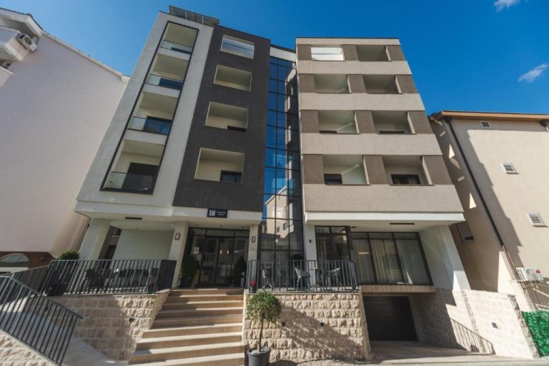 Fachada exterior moderna del Garni Hotel MB Premium con escaleras de piedra y diseño contemporáneo
