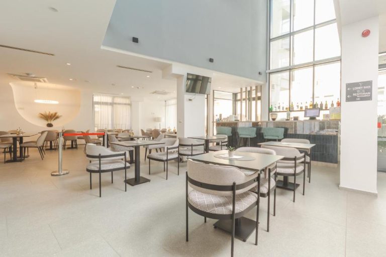 Lobby bar y restaurante moderno del Garni Hotel MB Premium con mesas y sillas de diseño contemporáneo