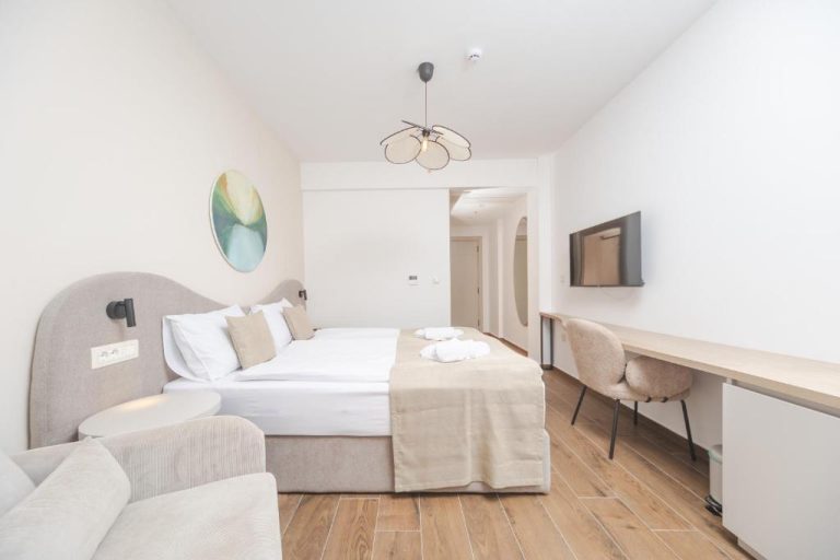 Habitación doble moderna con cama king y escritorio en Garni Hotel MB Premium