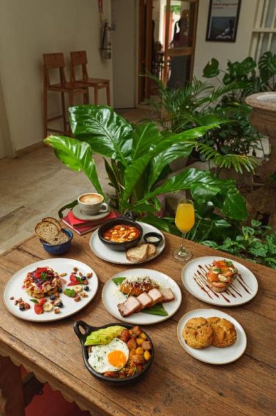 Variado desayuno tipo brunch servido en el restaurante del Hotel Kartaxa con café, mimosa y platos gourmet