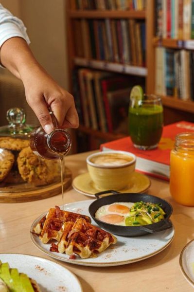 Desayuno con gofres bañados en sirope y huevos fritos en sartén del Hotel Kartaxa