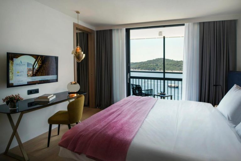 Habitación doble con cama king, balcón y vistas al mar en el Hotel Excelsior