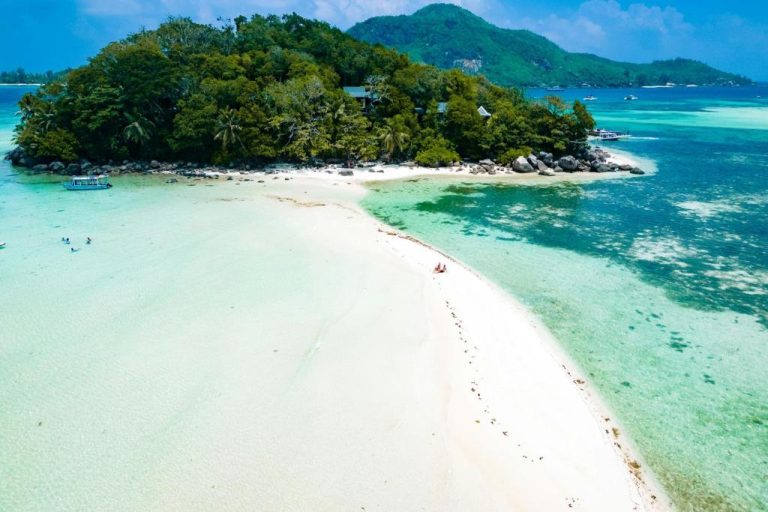 Vista aérea de la playa de arena blanca y aguas turquesas del Enchanted Island Resort en Seychelles