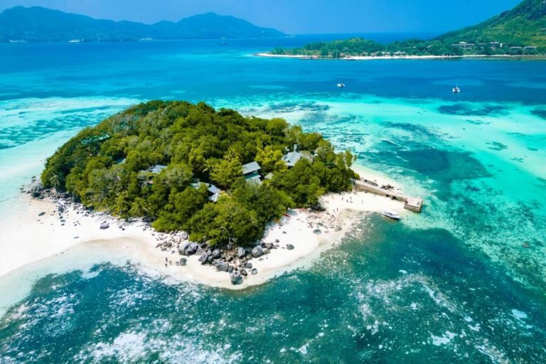 Vista aérea de la isla privada del Enchanted Island Resort rodeada de aguas turquesas en Seychelles