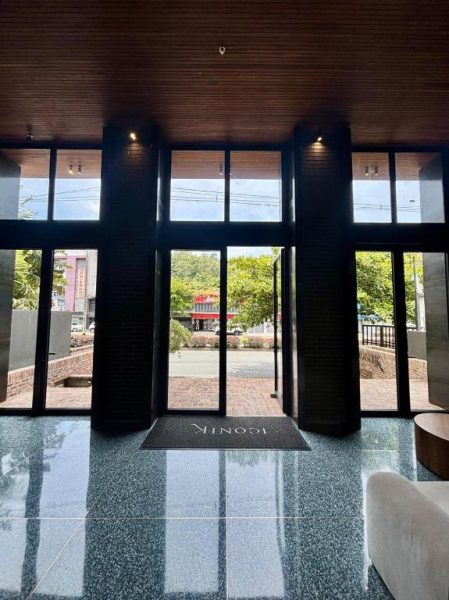 Entrada principal y lobby del Iconik Hotel con grandes ventanales y suelo de mármol