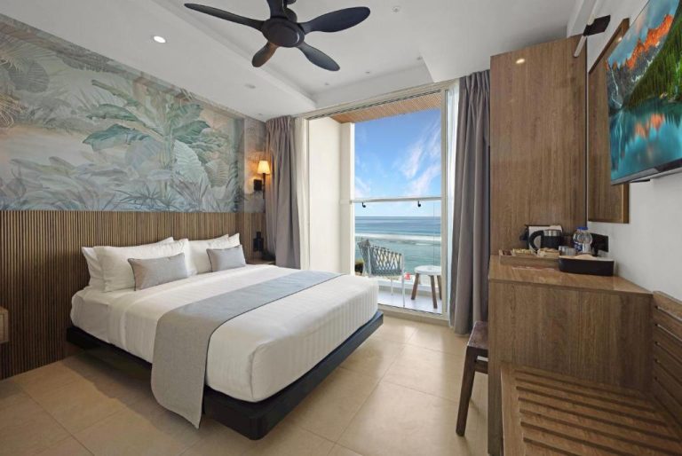Habitación doble con cama king, balcón y vista panorámica al mar en Hotel Amber Seaside