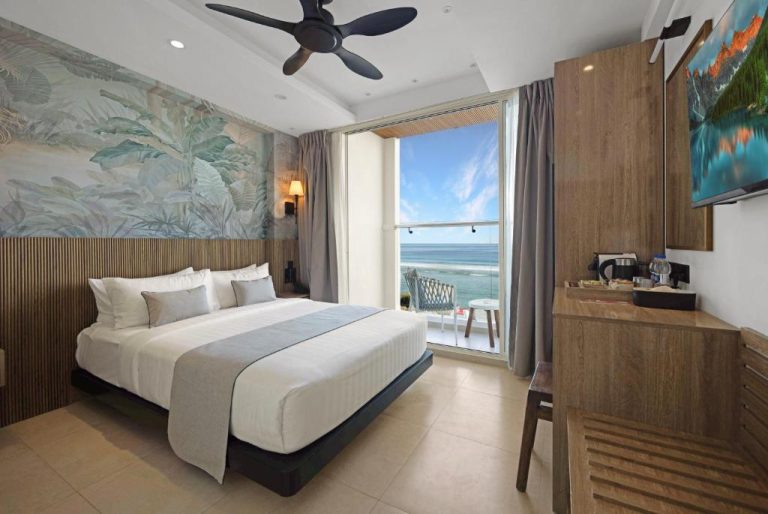 Habitación doble con cama king y balcón con vistas al mar en Hotel Amber Seaside