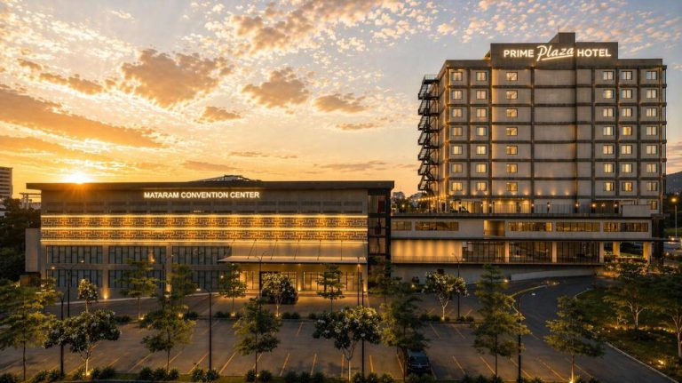 Vista exterior del Prime Plaza Hotel Mataram y el Centro de Convenciones Mataram al atardecer