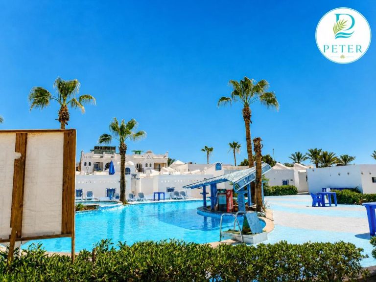 Piscina exterior con palmeras y bar acuático del Kanabesh Hotel en Sharm El Sheikh
