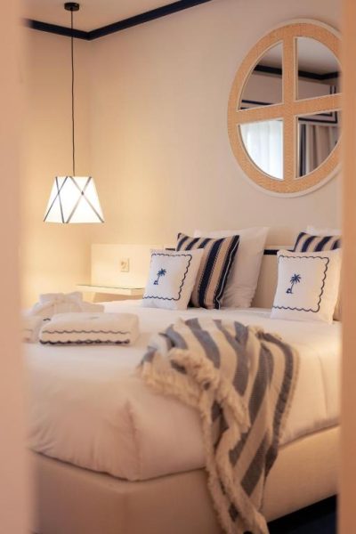 Habitación doble con decoración náutica en azul y blanco del Grande Real Santa Eulalia Resort & Hotel Spa