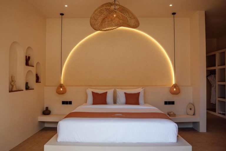 Habitación de lujo con cabecero de arco iluminado y lámparas de ratán en Miliyana Boutique Hotel Adults Only