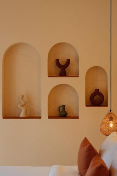 Nichos decorativos con esculturas artesanales en la habitación del Miliyana Boutique Hotel Adults Only