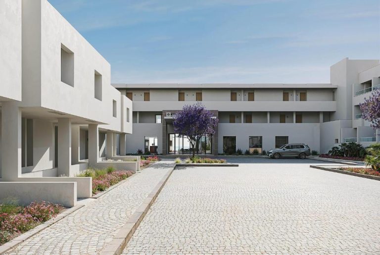 Fachada principal y entrada del Wyndham Grand Carvoeiro Algarve con jardines y plaza empedrada