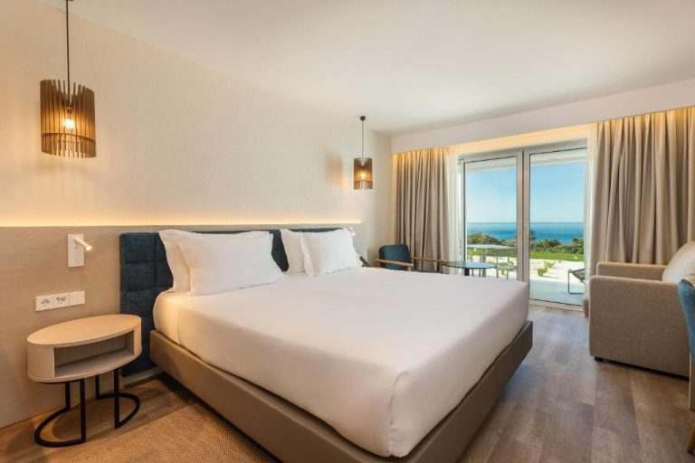 Habitación doble con cama king y vistas al mar en Wyndham Grand Carvoeiro Algarve