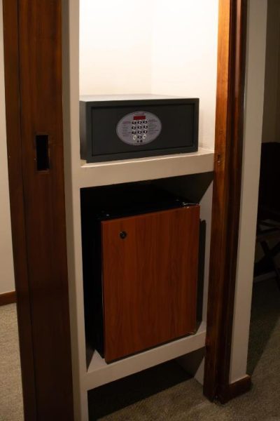 Caja fuerte digital y minibar empotrado en habitación del Almacruz Hotel y Centro de Convenciones