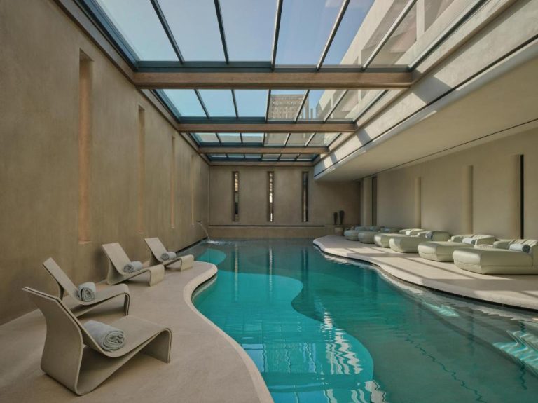 Piscina interior cubierta con tumbonas y lucernario del Minos Palace Resort Adults Only