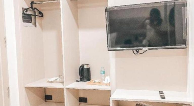 Habitación de Lavero Suites con armario empotrado, televisión de pantalla plana y zona de escritorio