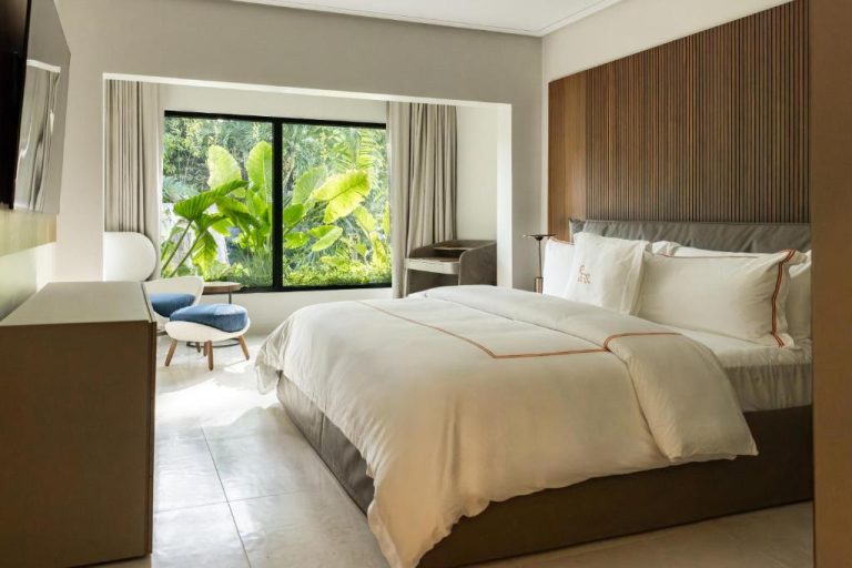 Habitación doble con cama king y vista a jardín tropical en Blue Monkey Hotel & Beach Club
