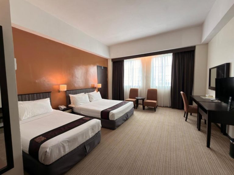 Habitación twin deluxe con dos camas y escritorio en Hotel Seri Malaysia Lawas