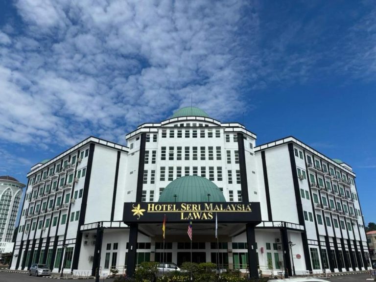 Fachada principal del Hotel Seri Malaysia Lawas con cúpula verde y arquitectura moderna en Sarawak