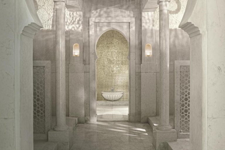 Hammam de lujo con columnas de mármol y fuente central en el spa del Royal Mansour Marrakech