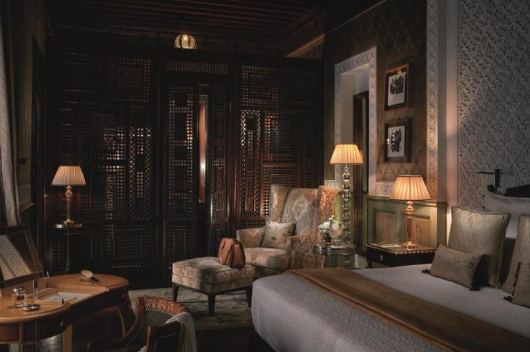 Habitación de lujo con decoración árabe y celosías de madera en el Royal Mansour Marrakech