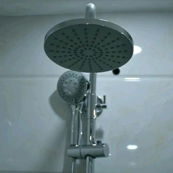 Ducha de efecto lluvia con telefonillo en el baño del The Golden Rays Resort