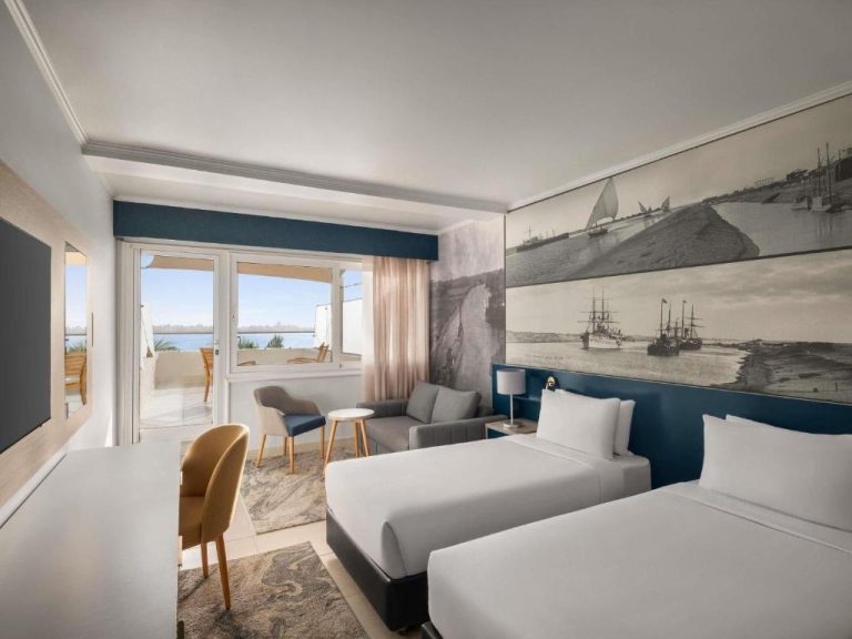 Habitación doble con vista al Canal de Suez y balcón en el Mercure Ismailia Forsan Island