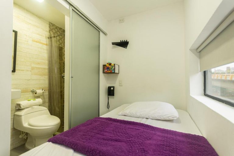 Habitación individual con baño privado y ducha en Hotel Zona Express San Diego