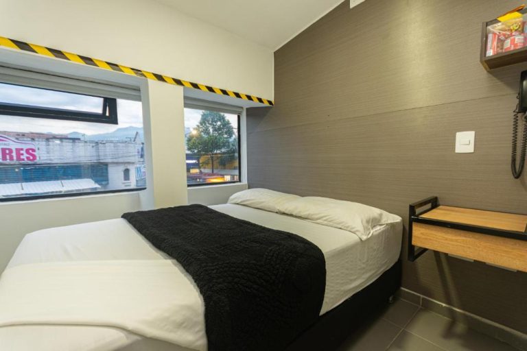 Habitación doble con cama matrimonial y vista a la ciudad en Hotel Zona Express San Diego