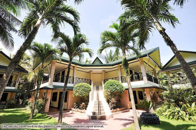 Fachada exterior con jardines tropicales y palmeras del Paradise Garden Hotel and Convention Center Boracay
