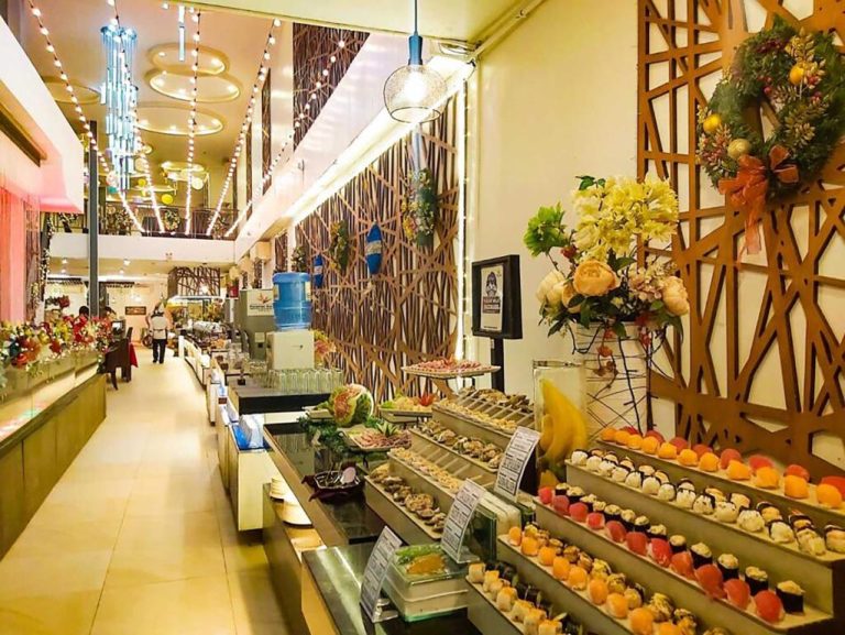 Amplio buffet con sushi y variedad de platos en el restaurante del Paradise Garden Hotel Boracay by ASTON