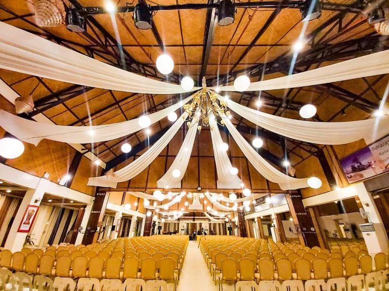 Salón de convenciones decorado con telas blancas y araña de cristal en Paradise Garden Hotel Boracay