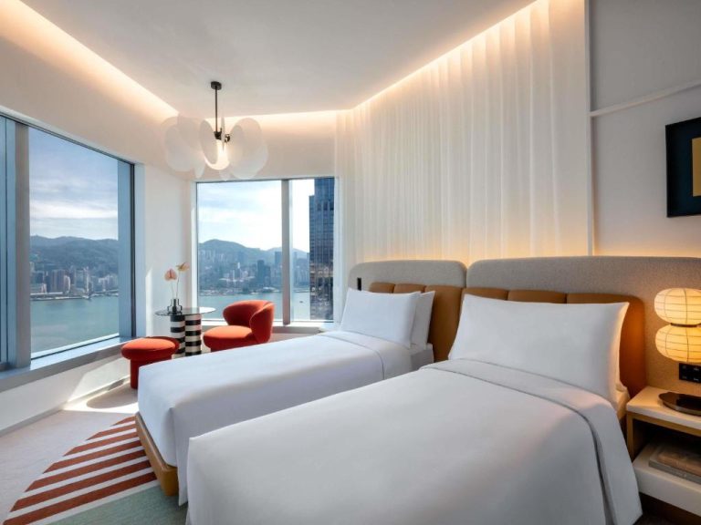 Habitación doble con vistas a la bahía de Victoria Harbour en el Mondrian Hong Kong