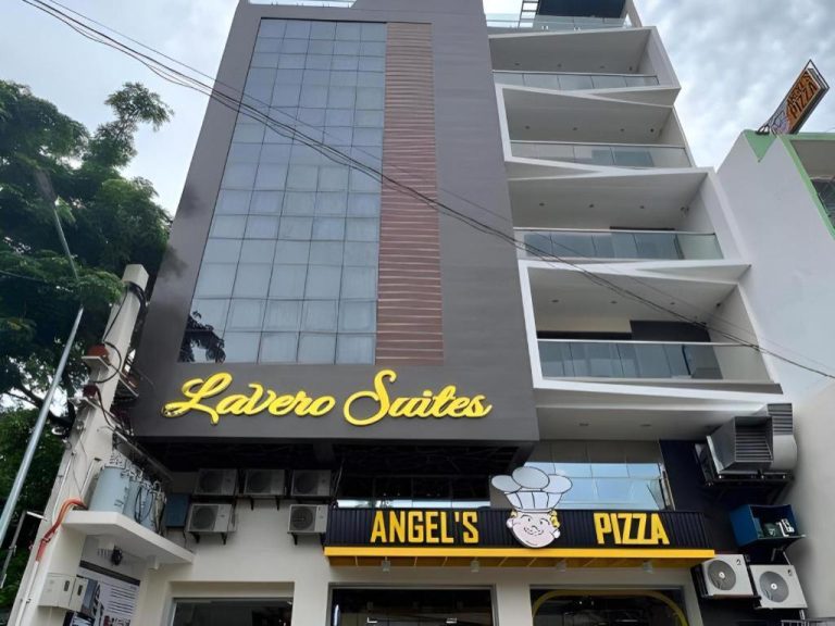 Fachada exterior del hotel Lavero Suites con restaurante Angel's Pizza en la planta baja