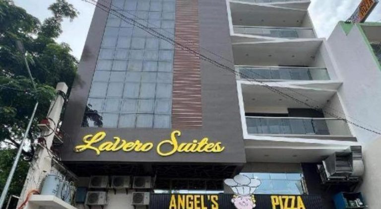 Fachada exterior del hotel Lavero Suites con varios pisos y restaurante Angel's Pizza en planta baja