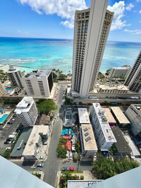 Vista aérea del Honolulu Hotel con rascacielos, calles de Waikiki y el océano Pacífico de fondo