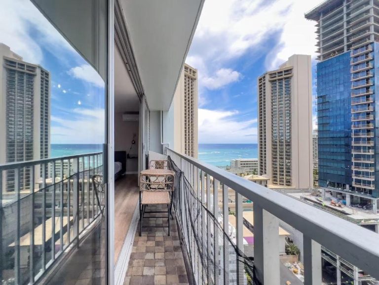 Balcón con sillas de ratán y vistas al océano Pacífico desde el Honolulu Hotel en Waikiki