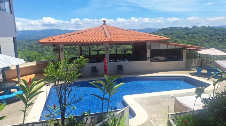 Piscina exterior con gazebo y vistas a las montañas del Villa Garita Inn en Costa Rica