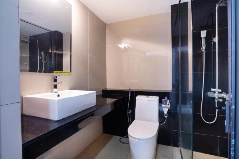 Baño moderno con ducha de cristal, lavabo empotrado y sanitario en Lavendish Wild Safari