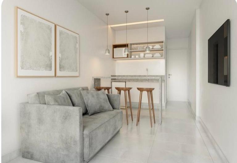 Sala de estar moderna con sofá gris y cocina americana en Apartamento no Beach Resort Salinas