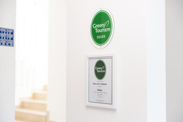 Certificado Green Tourism Silver del Boutique Hotel and Spa Blanc & Bleu Blanche, reconocimiento sostenibilidad