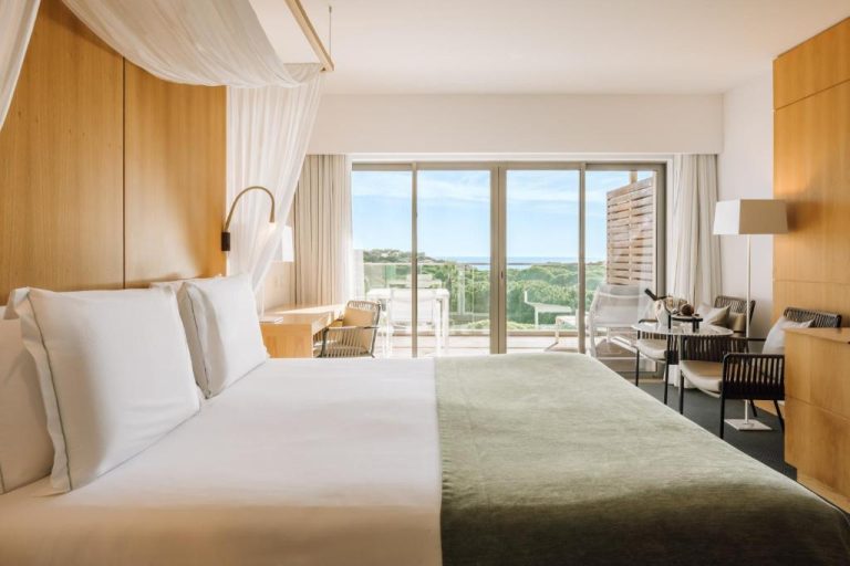 Habitación deluxe con cama doble y terraza con vistas al mar en EPIC SANA Algarve Hotel