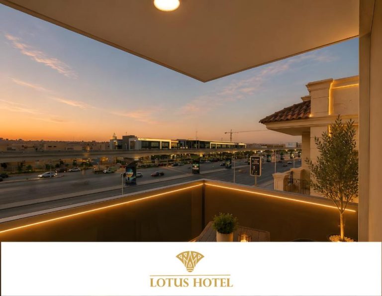Terraza del Lotus Hotel en New Cairo con vistas panorámicas a la ciudad y atardecer dorado