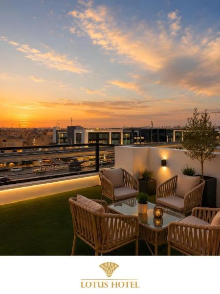 Terraza rooftop con vistas al atardecer en Lotus Hotel New Cairo, con mobiliario exterior y jardín