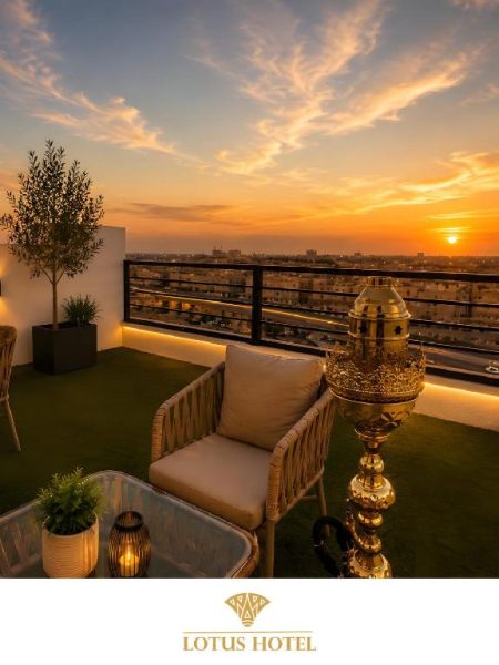 Terraza panorámica con vistas al atardecer y decoración árabe dorada en Lotus Hotel New Cairo