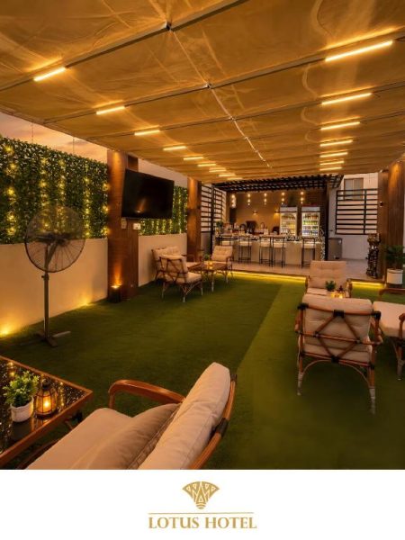 Terraza lounge al aire libre con bar y jardín del Lotus Hotel en New Cairo, Egipto