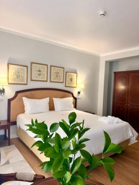 Habitación doble clásica con cama king size y decoración elegante en Hotel Talisman
